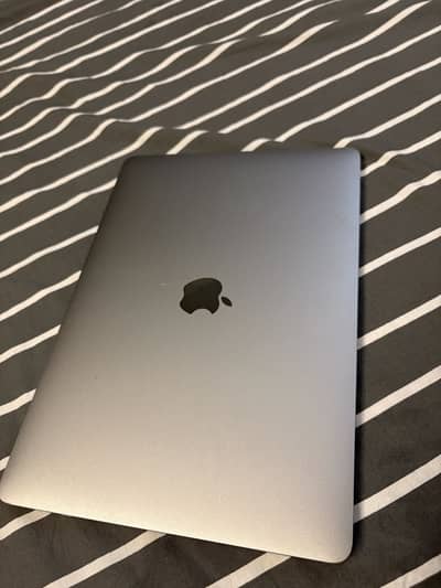 Mac book pro 2018 16/256 13 inches touch bar