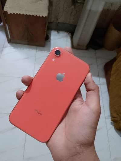 IPHONE XR BATTERY CHANGE BUT ORIGNAL MINOR SHADE ON PANEL 10/9