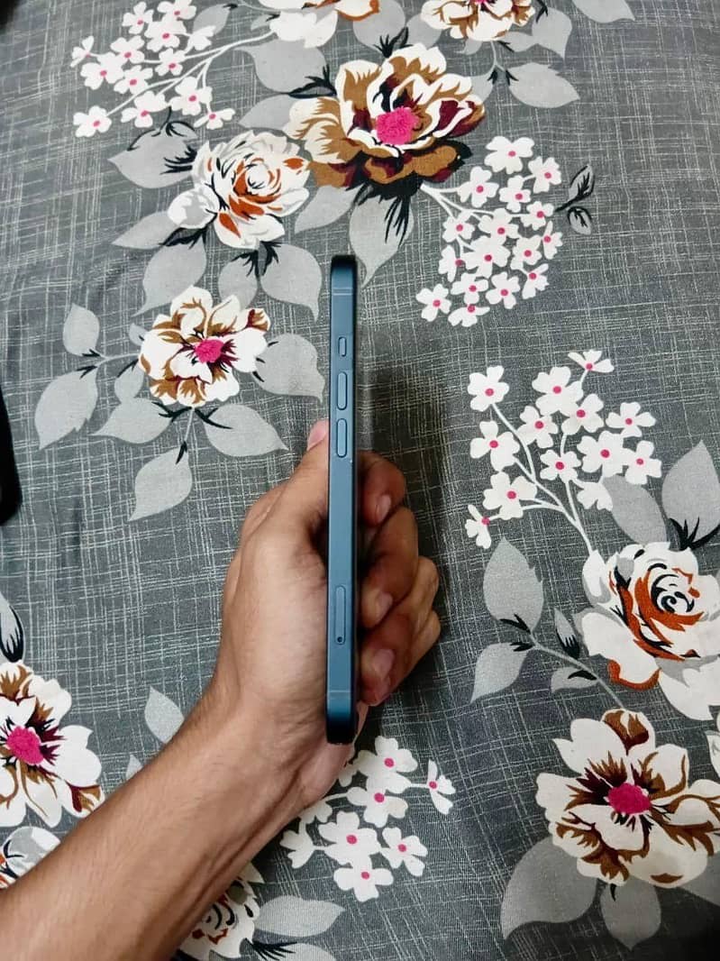 Apple iPhone 13 2