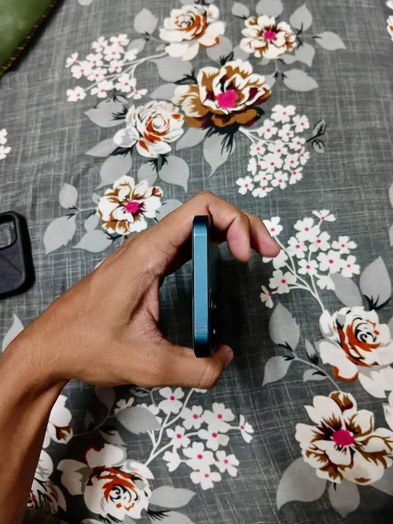 Apple iPhone 13 4