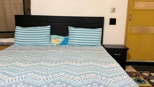 bedroom ka set Hy metres ke saat good condition