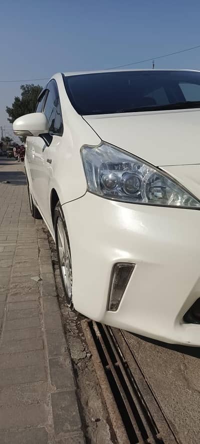 Toyota Prius Alpha 2011