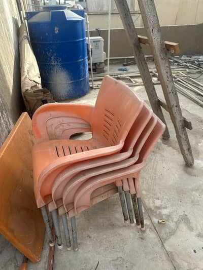 6 Plastic chairs and table urgent sale