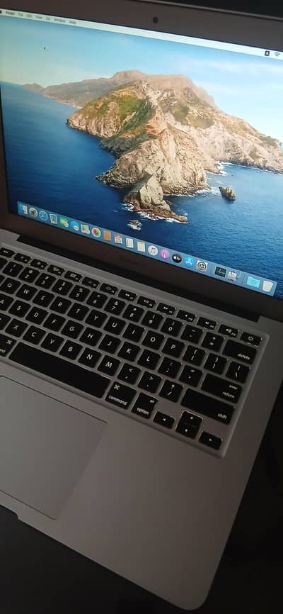 MackBook Air 13 inch Early 2014 ( 4G of ram and INTEL i5 processor