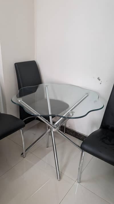 Up for sale is a contemporary 5-piece furniture set