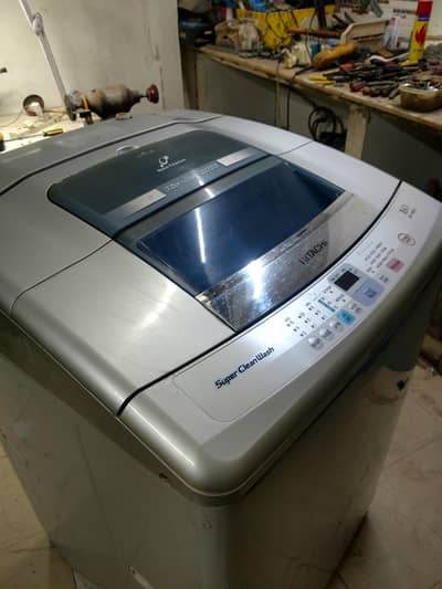 Hitachi 16kg washing machine.