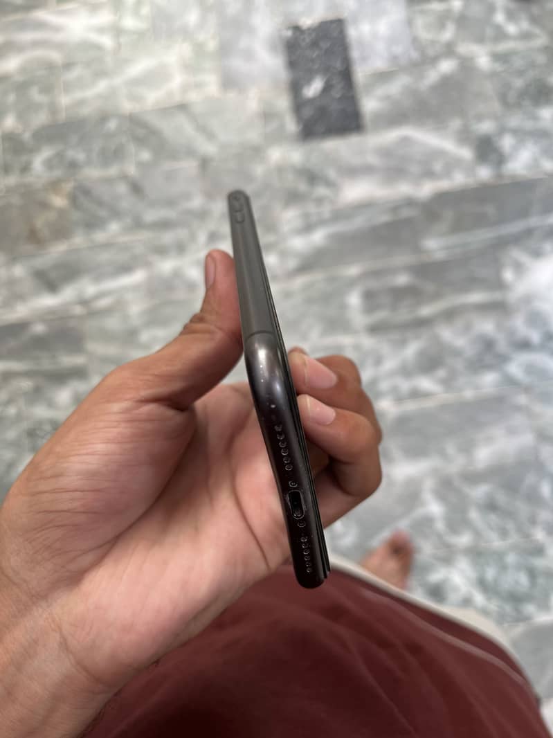 Apple iPhone 11 4