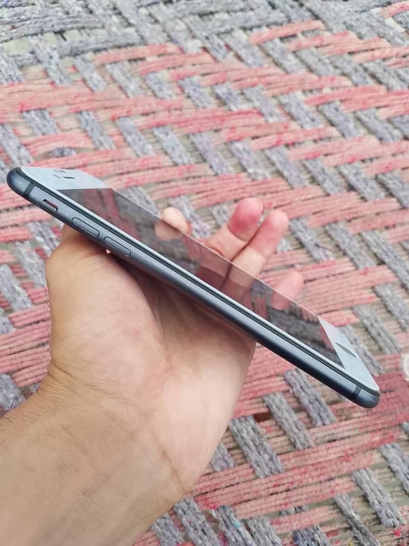 Apple iPhone 8 Plus 5