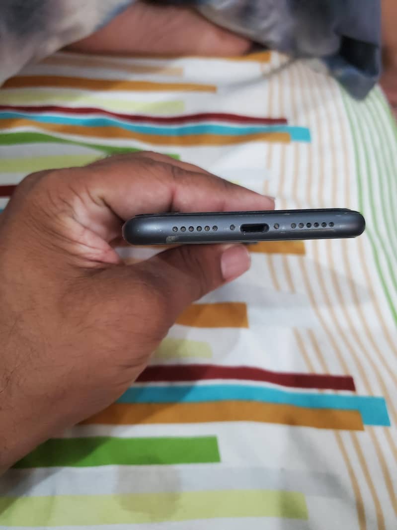 Apple iPhone 11 4