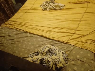urgent sale bed 40000 03704009584