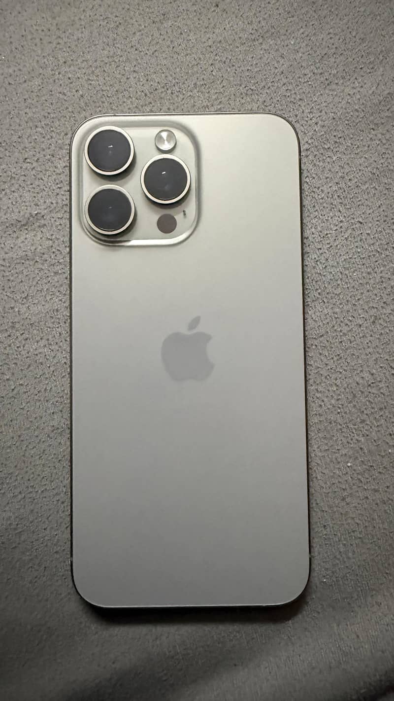 Apple iPhone 15 Pro Max 4