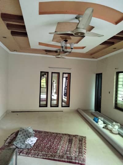 MIAN ESTATE OFFERS TILE FLOORING 9 MARLA CORNER INDEPENDENT HOUSE AVAILABLE FOR RENT PRIME LOCATION