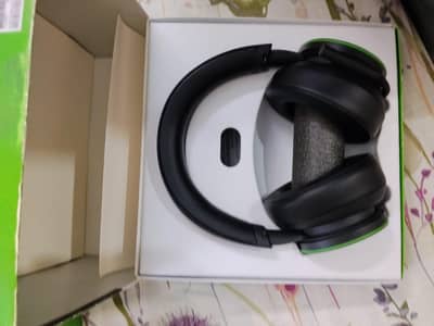 Xbox series s 512 GB with 2 controllers and a headset, keyboard and mo