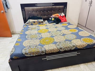 1 Bed, 1 dressing table and 1 side table.