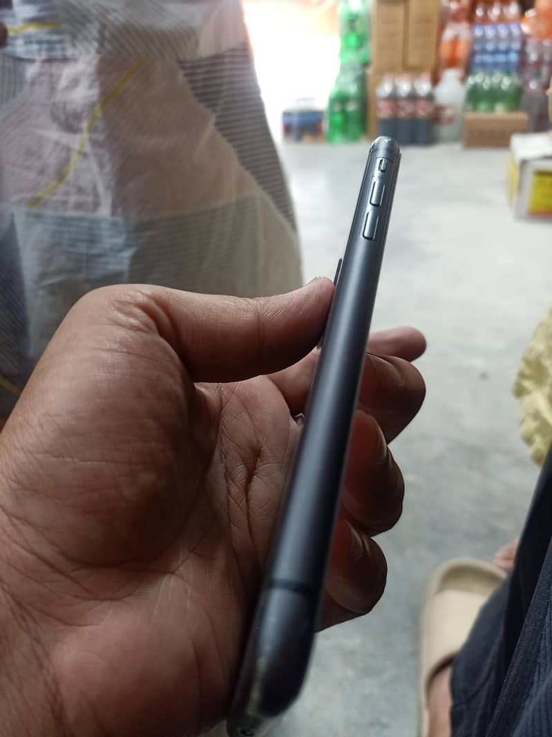 Apple iPhone 11 4