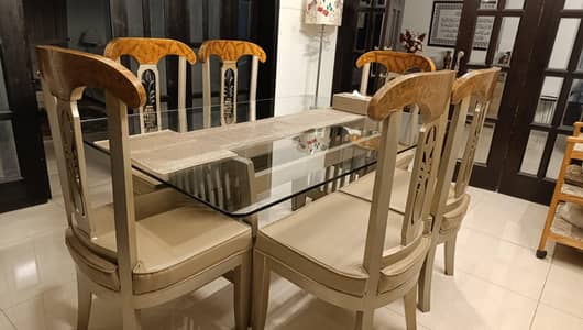 6 SEATER DINING TABLE (HOME USED)