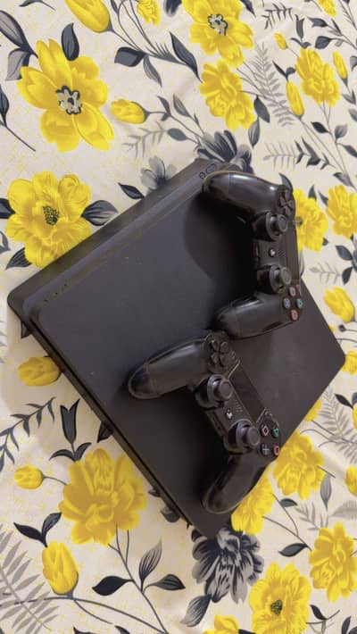 Play station 4 slim jailbreak 1 tb with 2 orginal controller