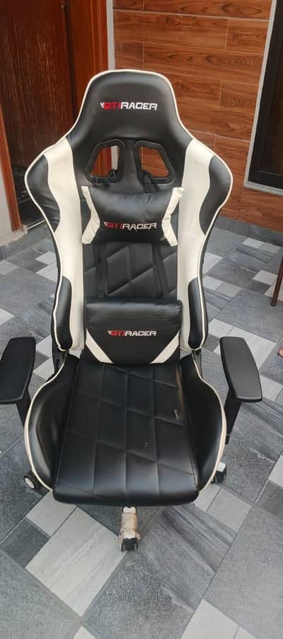 gaming chair 8/10 condition
