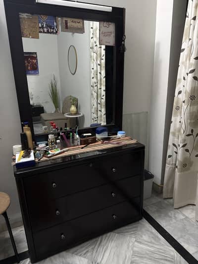 excellent condition dresser with mirror and light for urgent sale