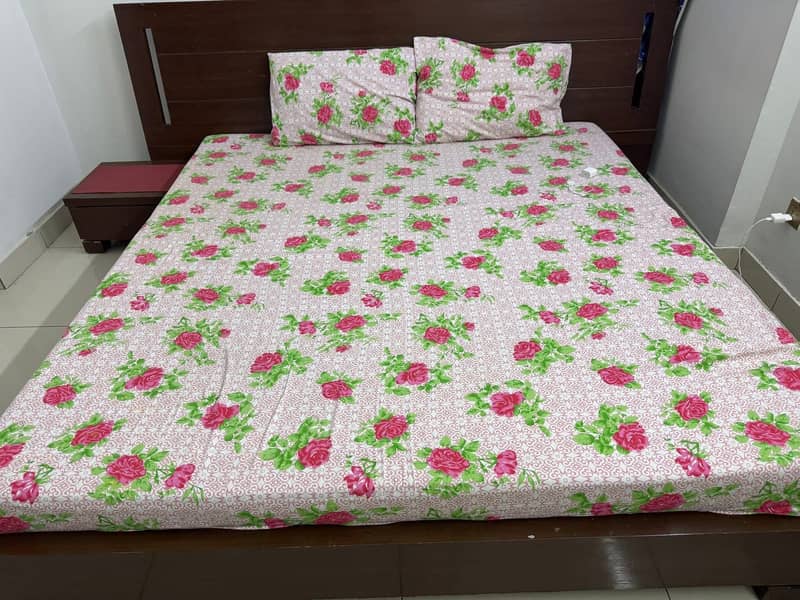 Used bed set with 2 side table 1