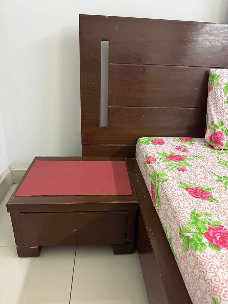 Used bed set with 2 side table 2