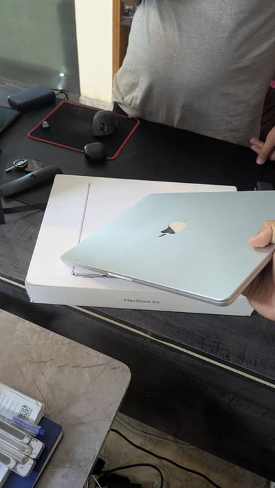 Macbook M5 Air 15inch 16/512, 1 Day Used