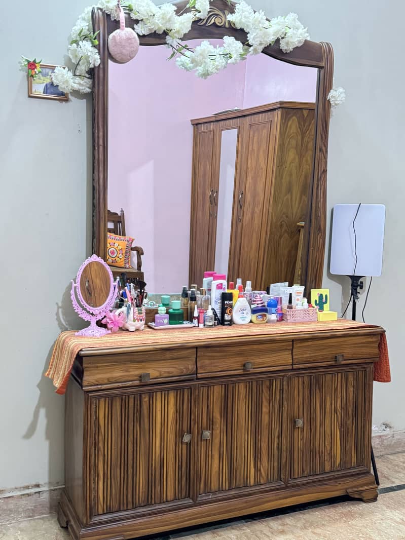 Dressing table 0