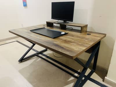 Computer table workstation/ LENOVO monitor LED 2K