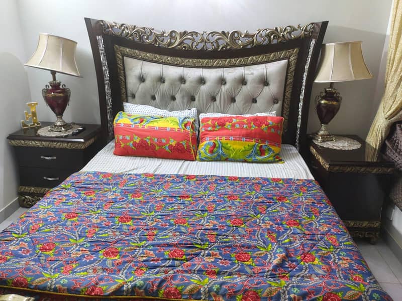 Queen Size complete bed set 1