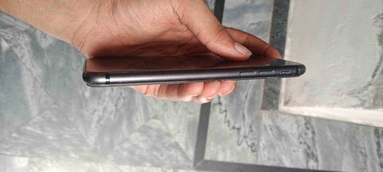 Apple iPhone 8 3