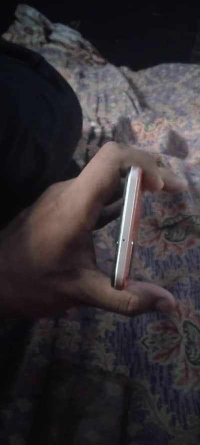 OPPO A73.