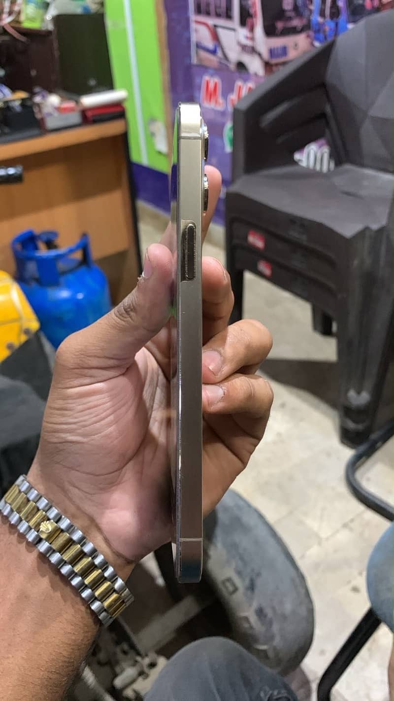Apple iPhone 12 Pro Max 4