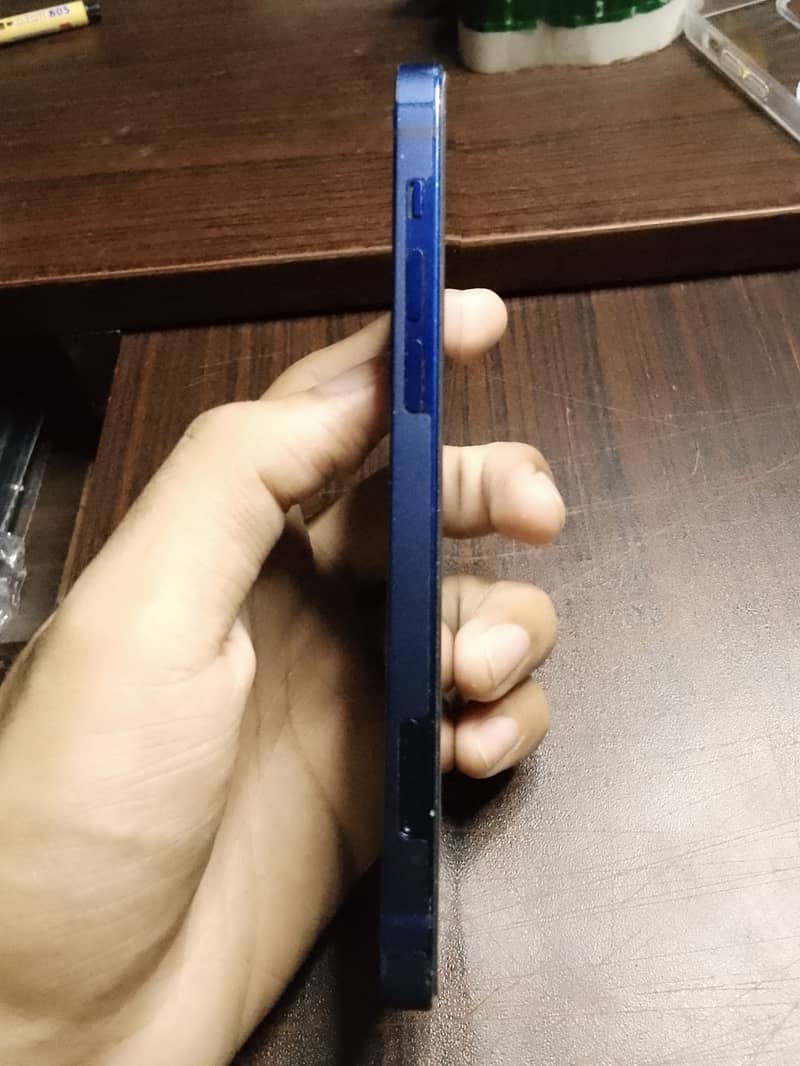 Apple iPhone 12 4