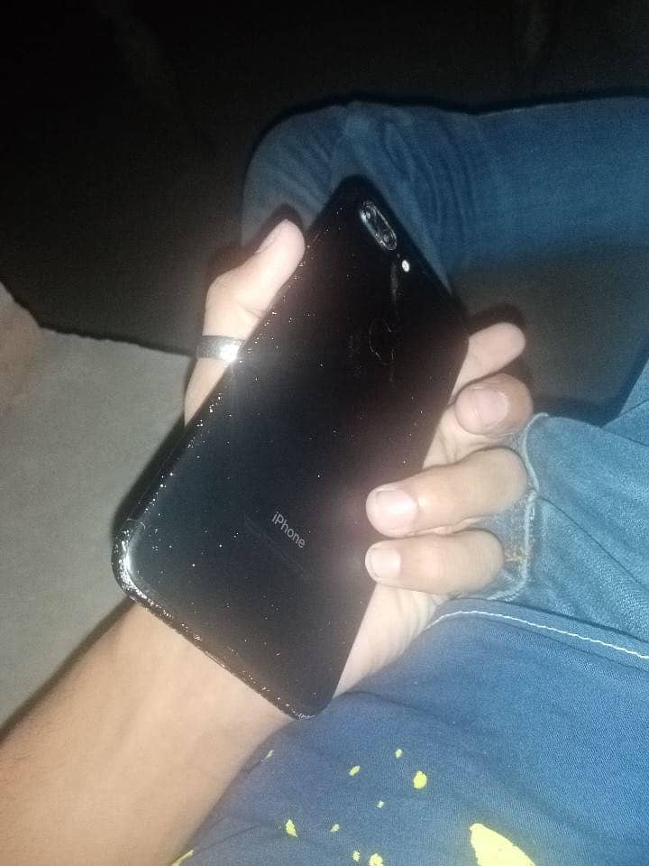 Apple iPhone 7 Plus -128 gb……… 4