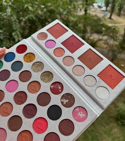 waterproof ayeshadow kit gloosy multicolor Acne safe