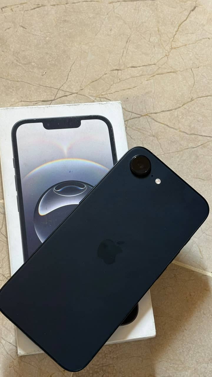 Apple iPhone 16e 0
