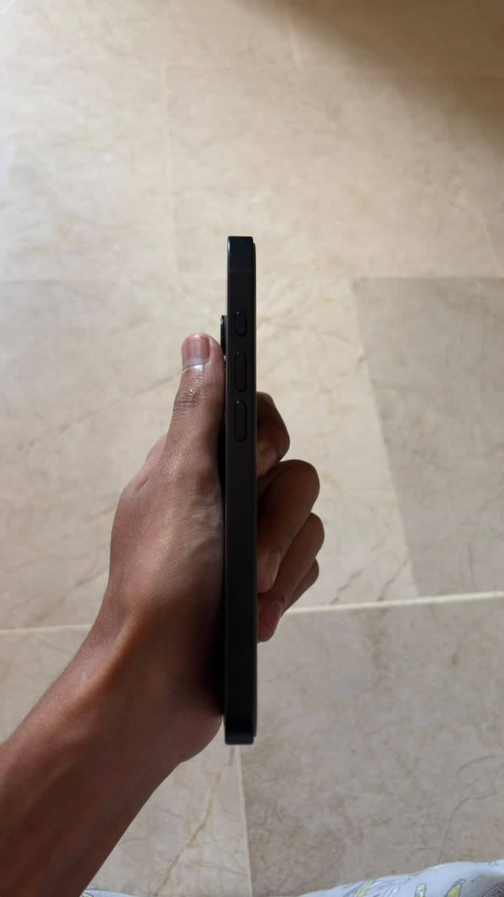 Apple iPhone 16e 2