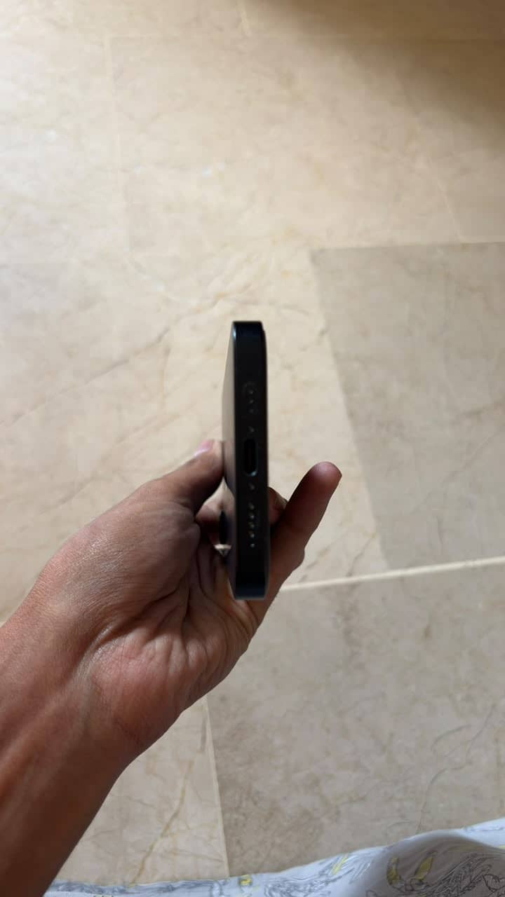 Apple iPhone 16e 3