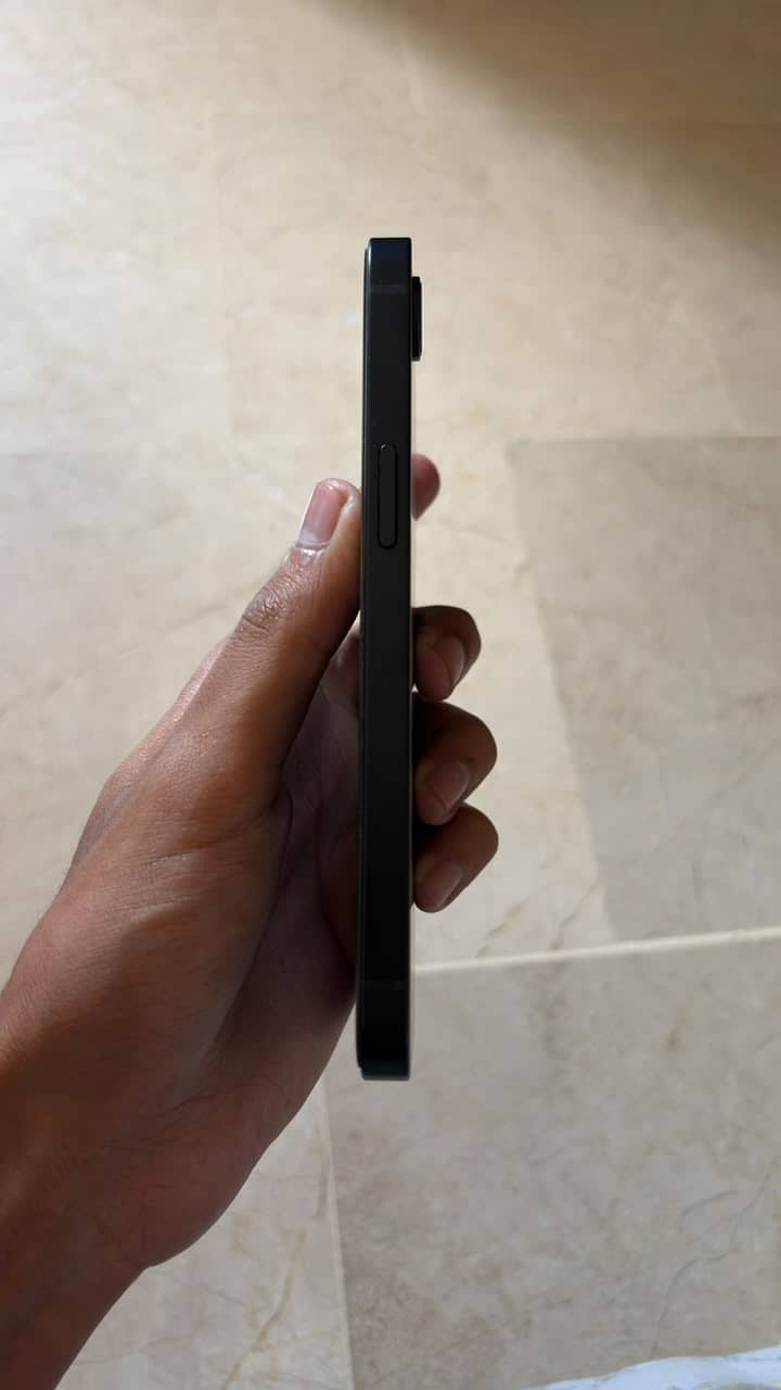 Apple iPhone 16e 4