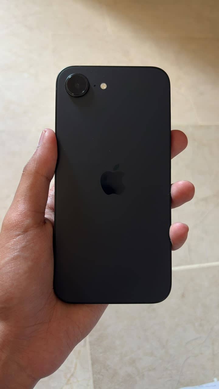 Apple iPhone 16e 5