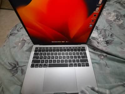 Apple MacBook Pro 2017 – 8GB RAM / 256GB SSD | Touch Bar | 10/10 Condi