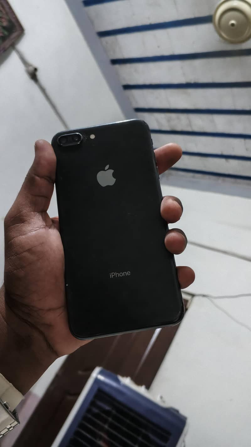Apple iPhone 8 Plus 3