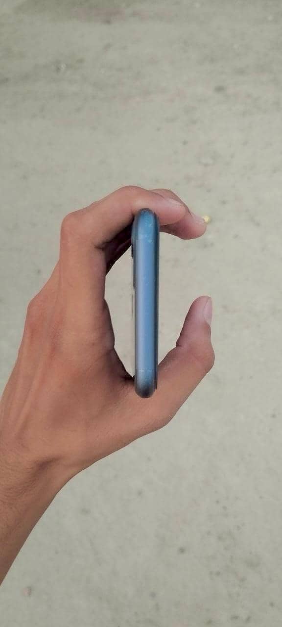 Apple iPhone 11 4