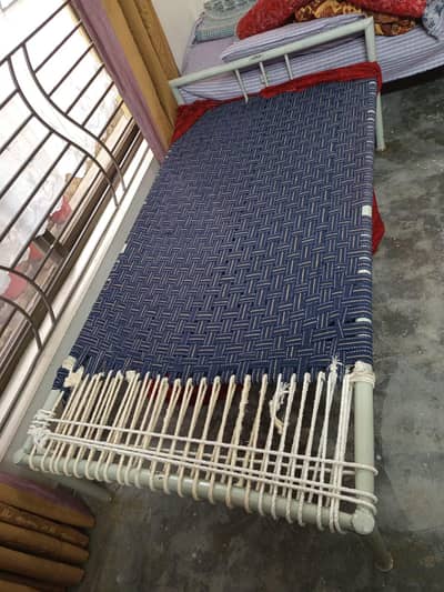 2x Premium quality iron frame bed with durable woven seating,10/10