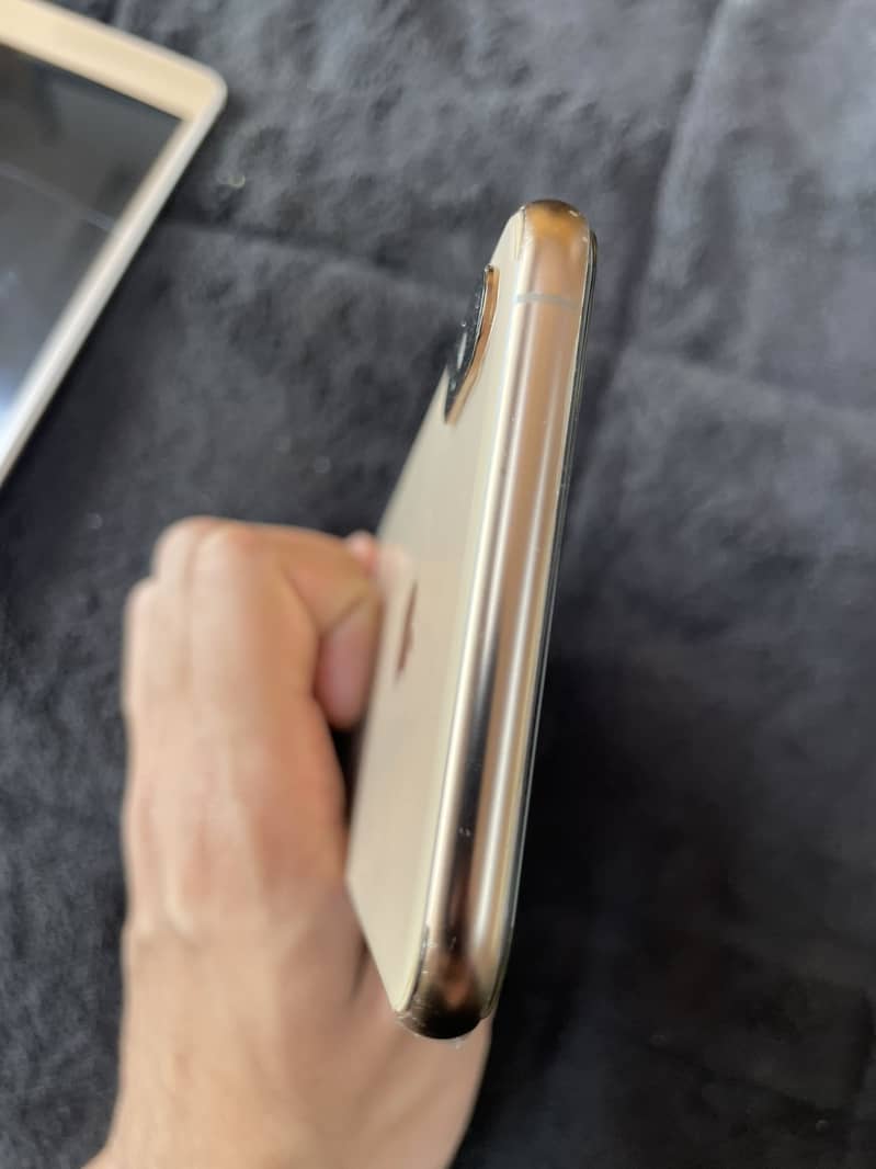 Apple iPhone XS Max 3