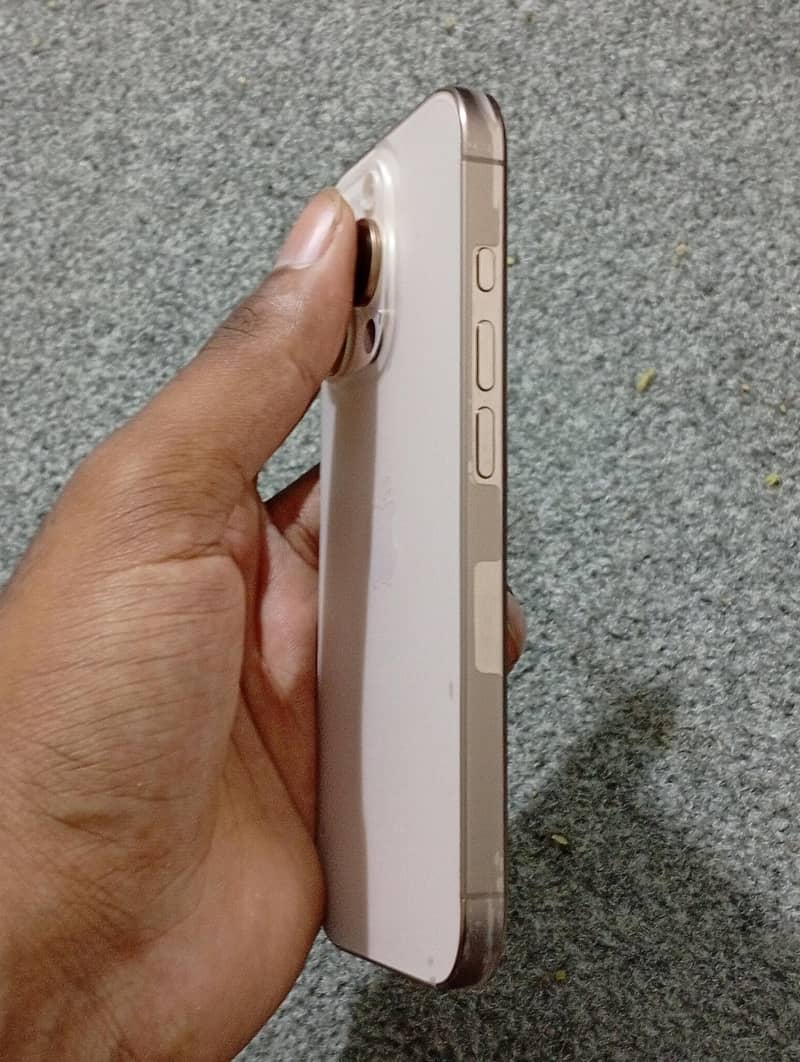 Apple iPhone 16 Pro . . 2