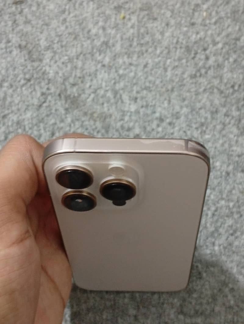 Apple iPhone 16 Pro . . 3
