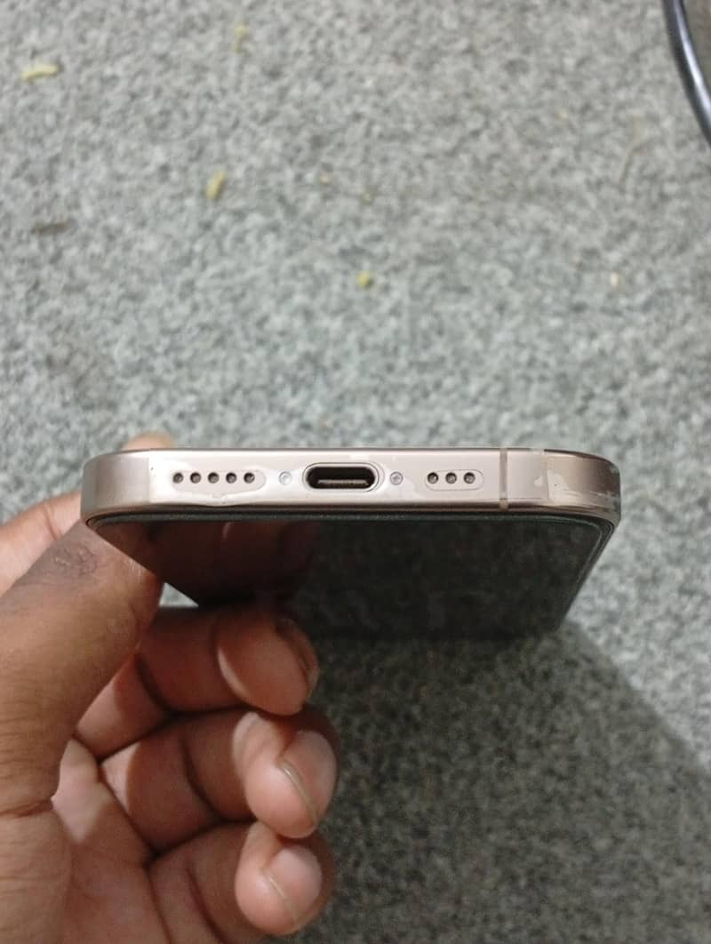 Apple iPhone 16 Pro . . 4