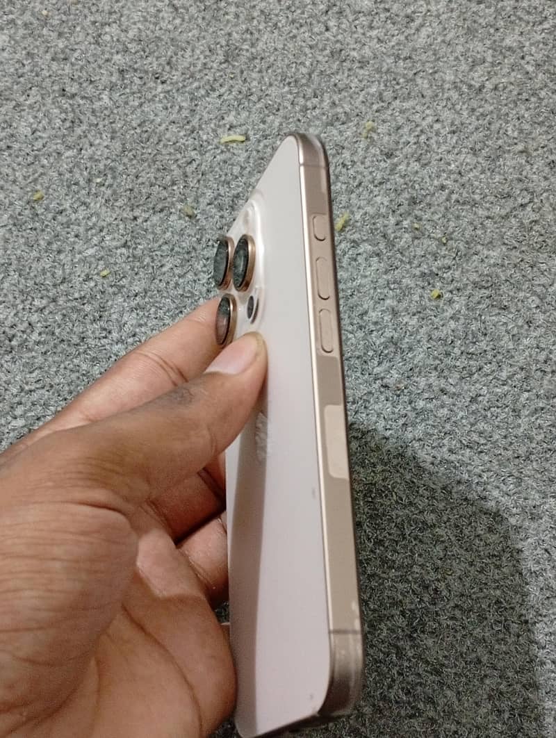 Apple iPhone 16 Pro . . 5