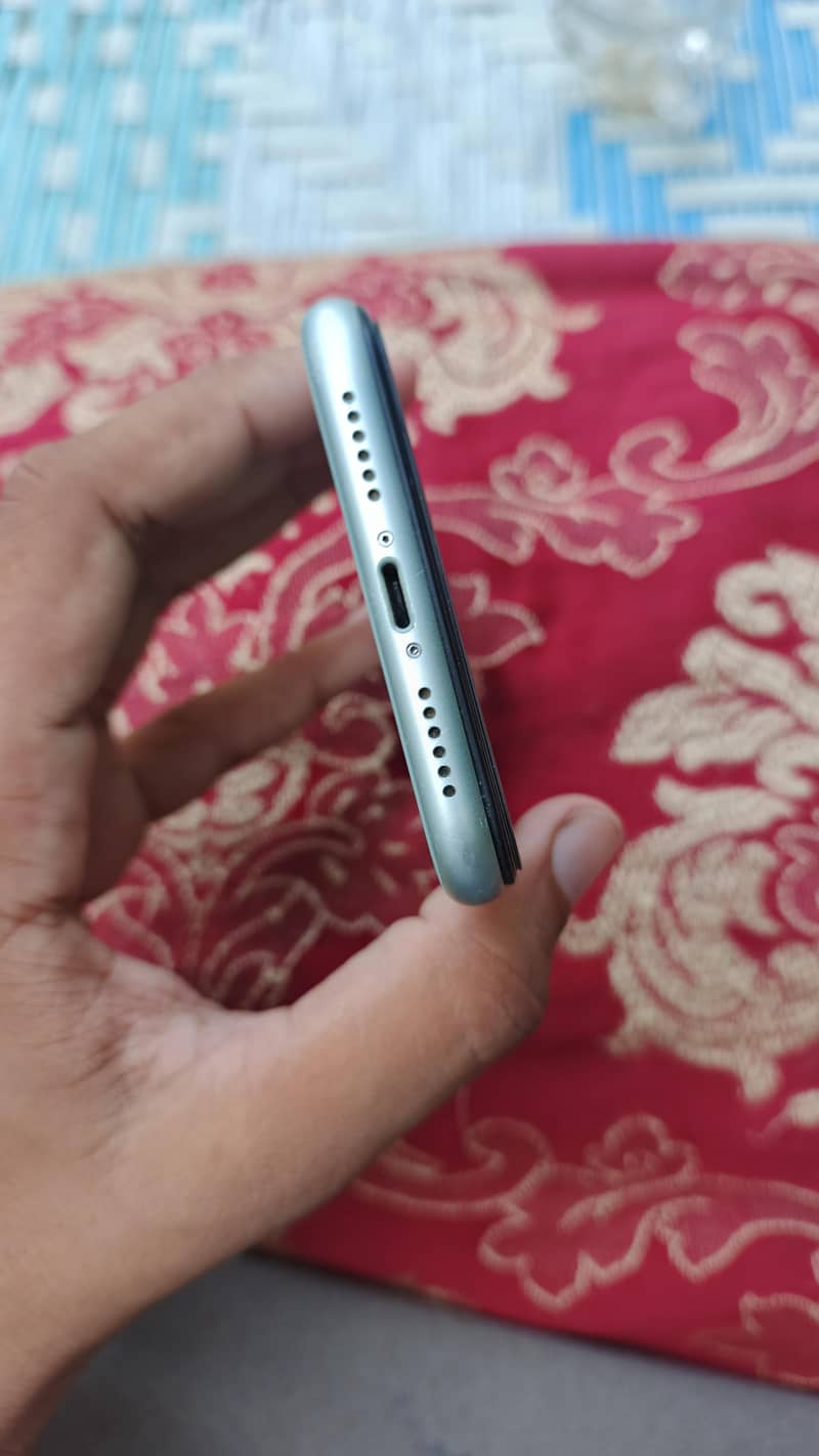 Apple iPhone 11 4